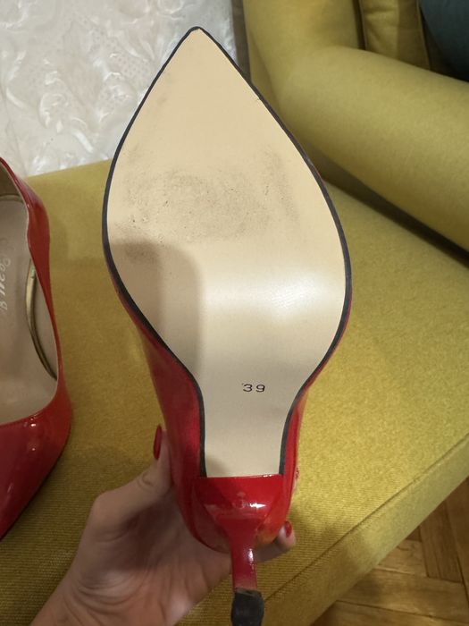 Женски червени токчета 39 номер