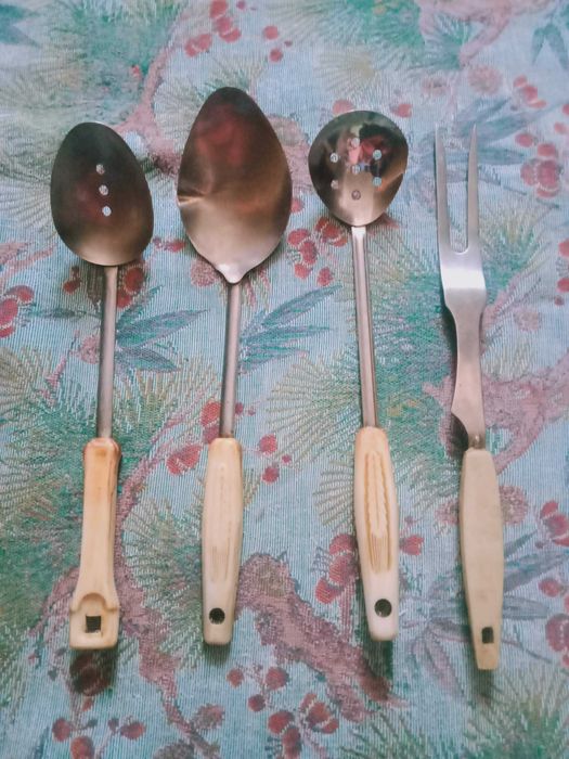 Кухонные приборы половники  шумовка  и др цена 2000 тенге