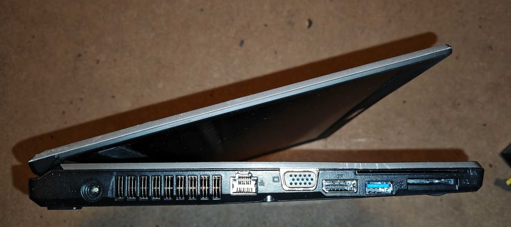 Laptop Fujitsu E736 Intel Core I5 6300U  8gb ddr4  display 13,3inch hd