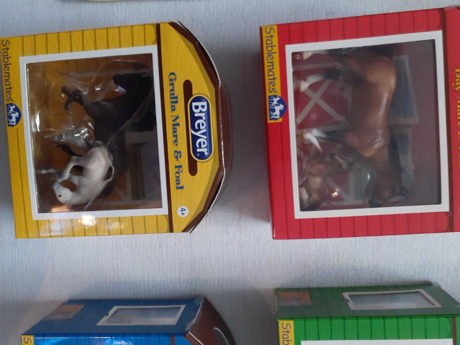 set figurine cai Breyer noi in cutie