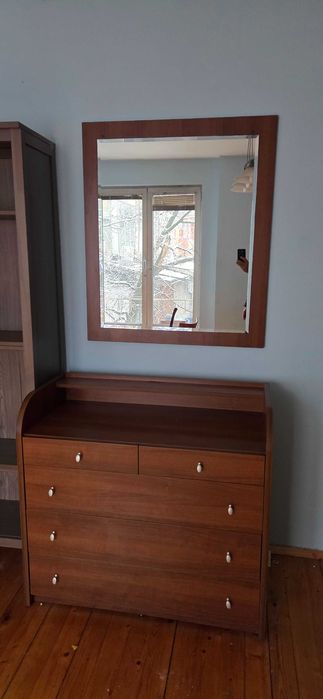 Де еденични легла и скрин с огледало