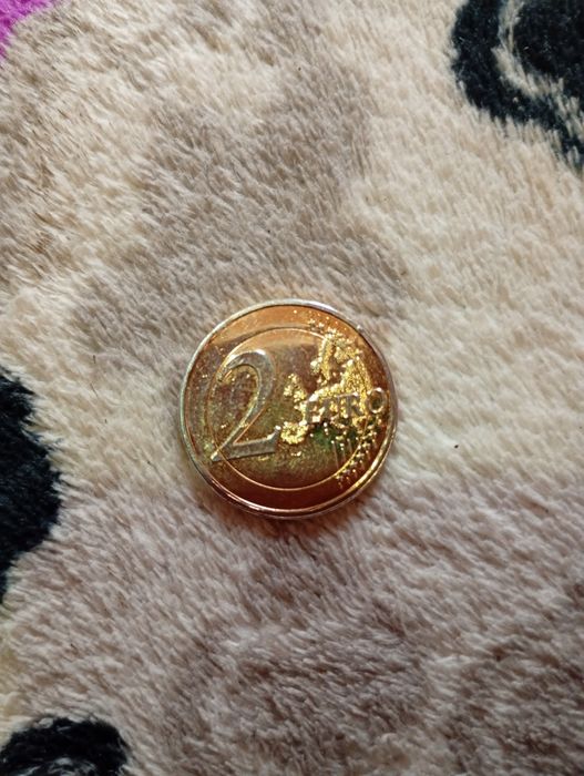 Moneda 2 euro olandeză aurie pe lateral scrie Dumnezeu mereu cu tine