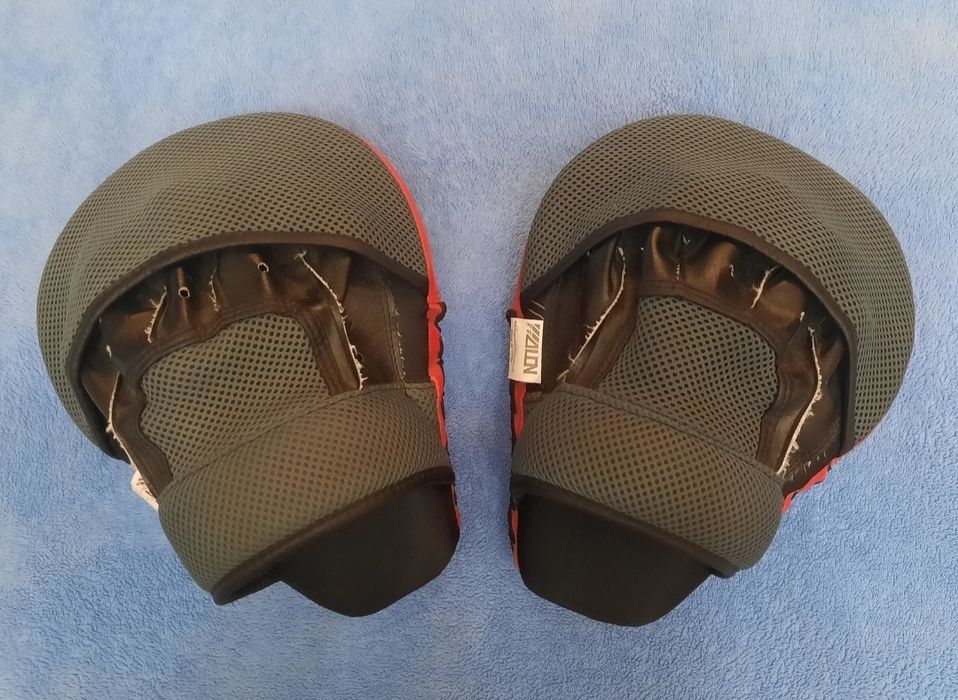 Шлем, перчатки для единоборств