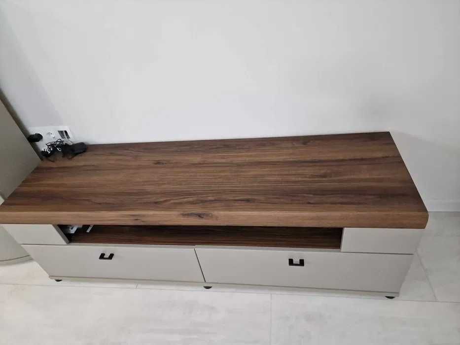 Витрина с лед осветление, тв шкаф и маса - продават се и поотделно