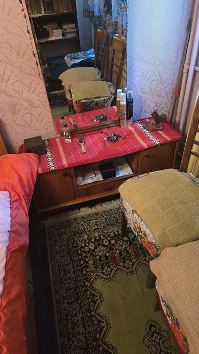 Vand 3 corpuri de mobila +canapea cu 2 fotoli  2 toalete cu oglinda la pretul de 1000 lei