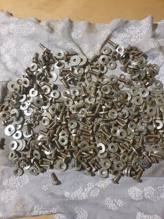 Vând  șuruburi m6 × 1.6mm