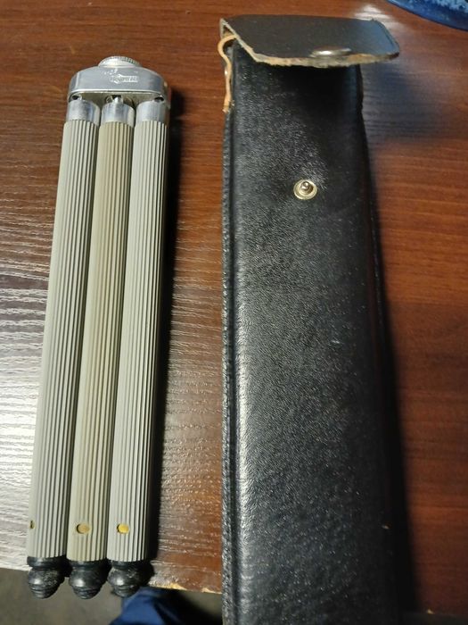 Стар статив,тринога за фотоапарат.