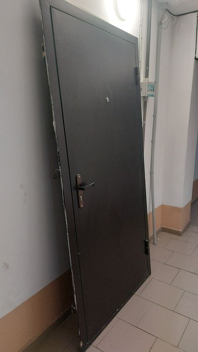 Продам входную металлическую дверь.