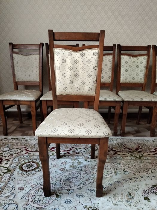 Деревянные стулья