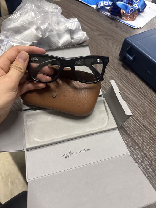 Очки Ray-Ban.
