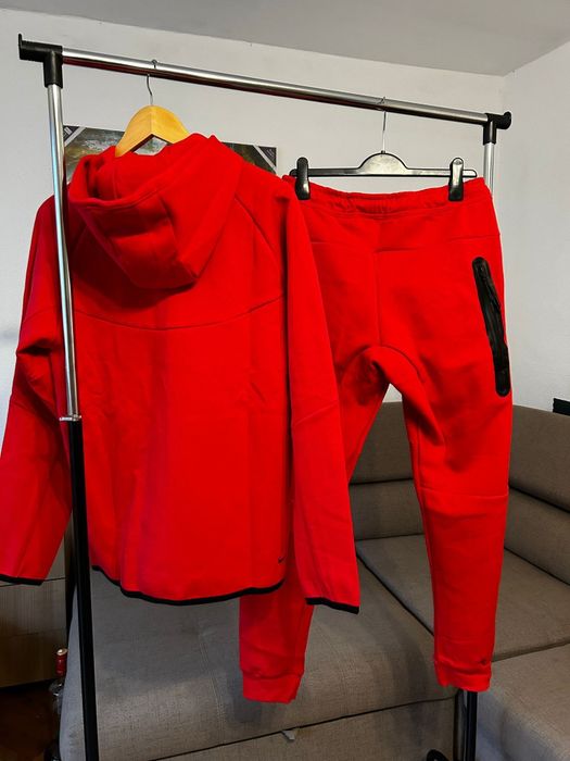 Compleu Nike Tech Rosu (marimi: S, M, L, XL, XXL)