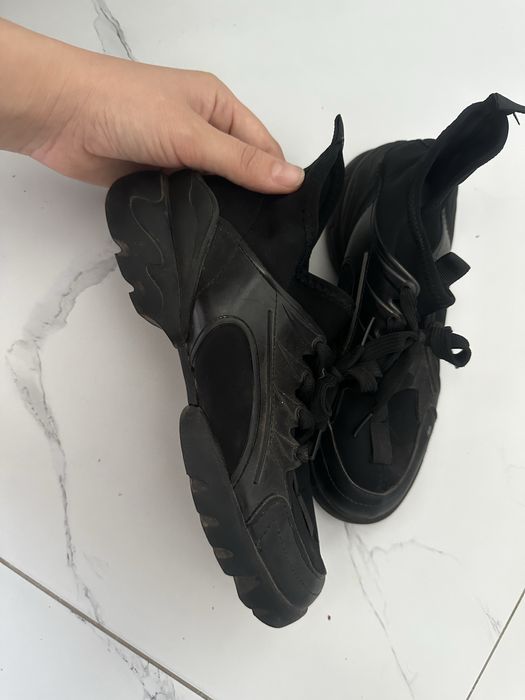 Отдам бесплатно женскую обвуь!