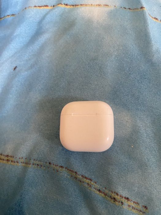 Vand Airpods 4 albe