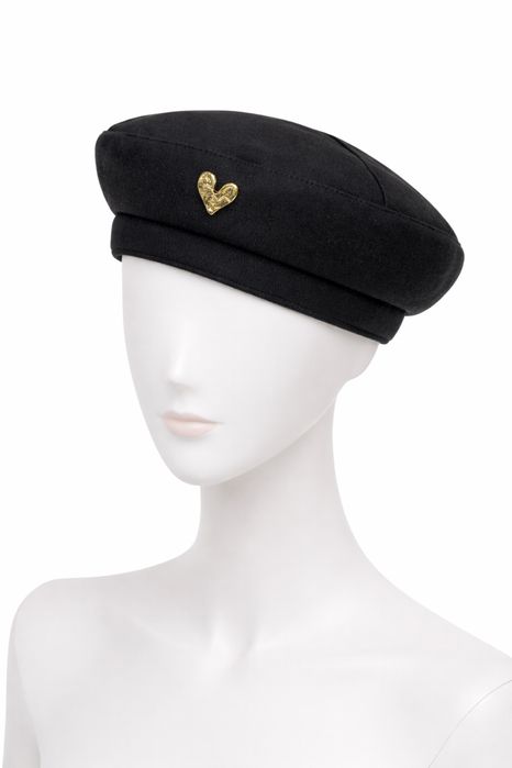 Черная беретка с сердечком