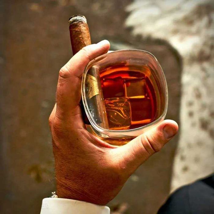 Луксозна чаша за уиски с място за пура