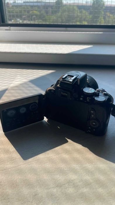 Nikon D5600 + Nikon 35mm f/1.8G + card 128GB, doar 9875 cadre