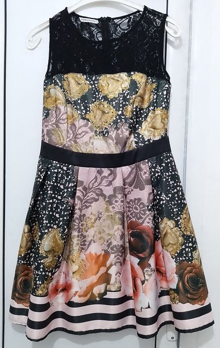 Рокля на цветя с черна дантела