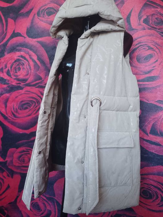 Бледо бежов дебел елек с качулка и връзки на талията Л