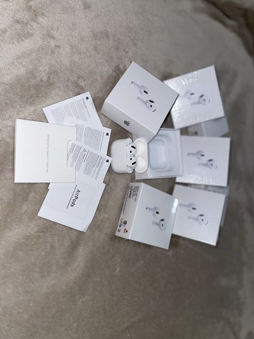 Airpods 4  noi cu cutie