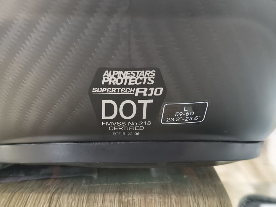 Cască moto Alpinestars Supertech R10 Solid Carbon.