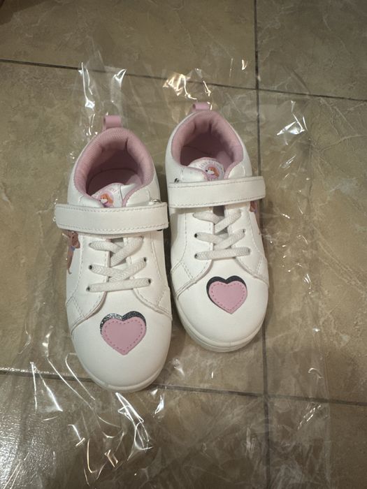 Adidasi fetite Sinsay, stare ft. buna!