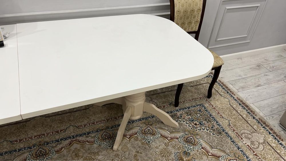 Большой кухонный стол