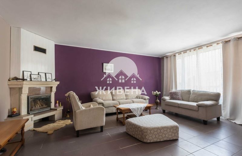 Продава се Къща в Варна, Център - 821 кв.м за 1056 €/кв.м - Снимка #2