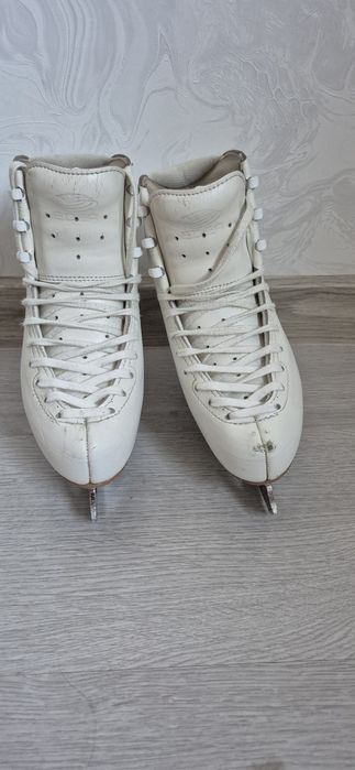 Продам Коньки для фигурного катания