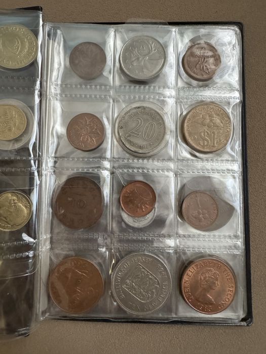 40 монети от различни  държави + Албум
