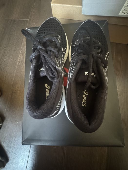 Adidasi asics plasa