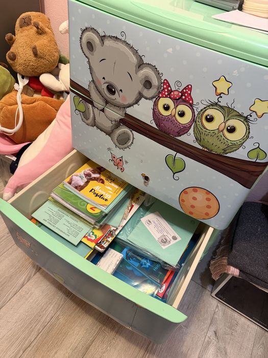 Продам детский стол икея и комод