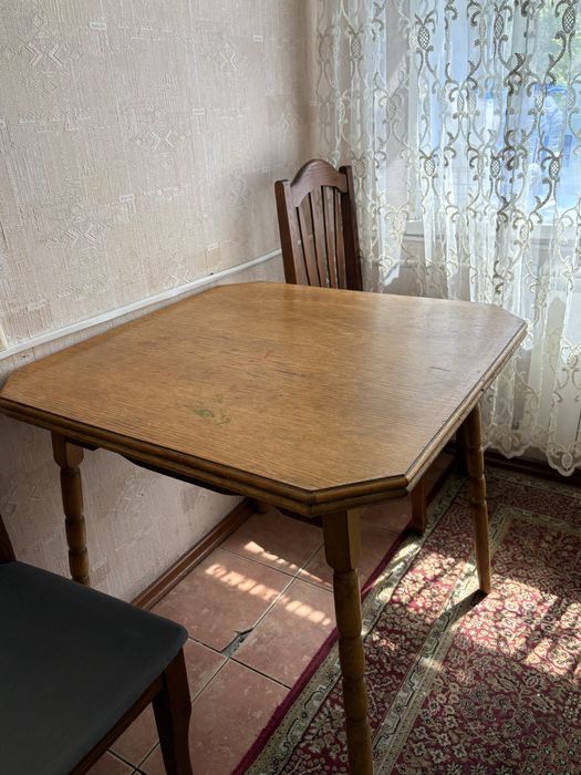 Стол кухонный деревянный