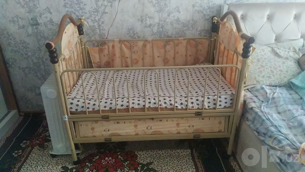 Детская кроватка с матрасом и подушкой