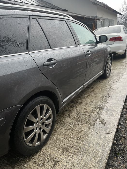 Dezmembreaz Toyota avensis 2.2 d-cat