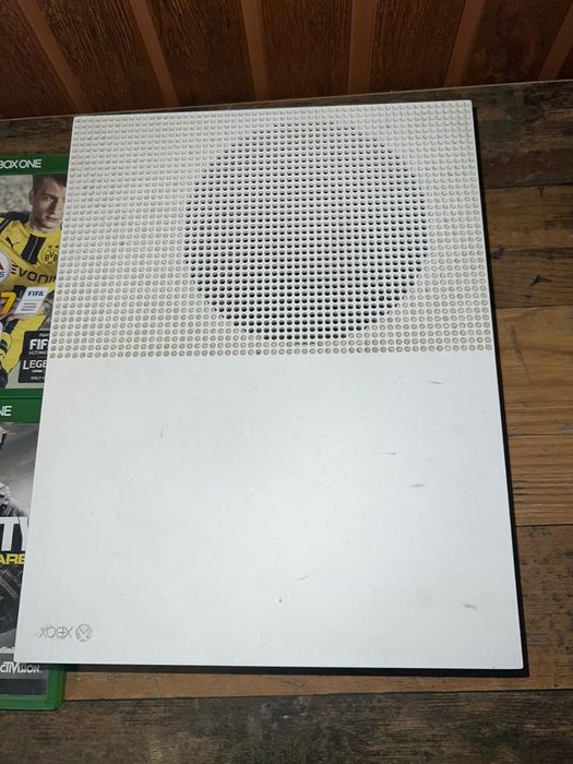 xbox one s 3 игри 2 контролери в чисто състояние всичко като нов
