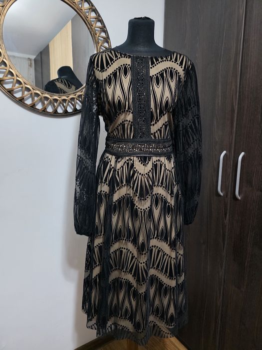 Rochie cu model catifea filigran și detalii dantelă - mărime 44