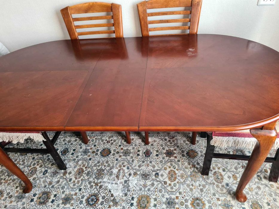 Деревянный стол со стульями