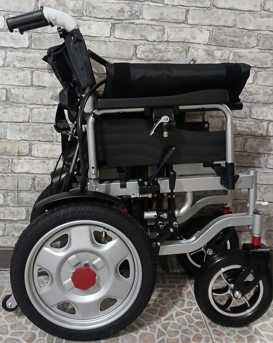 Электрическая инвалидная кресло-коляска отличного качества и комфорта.