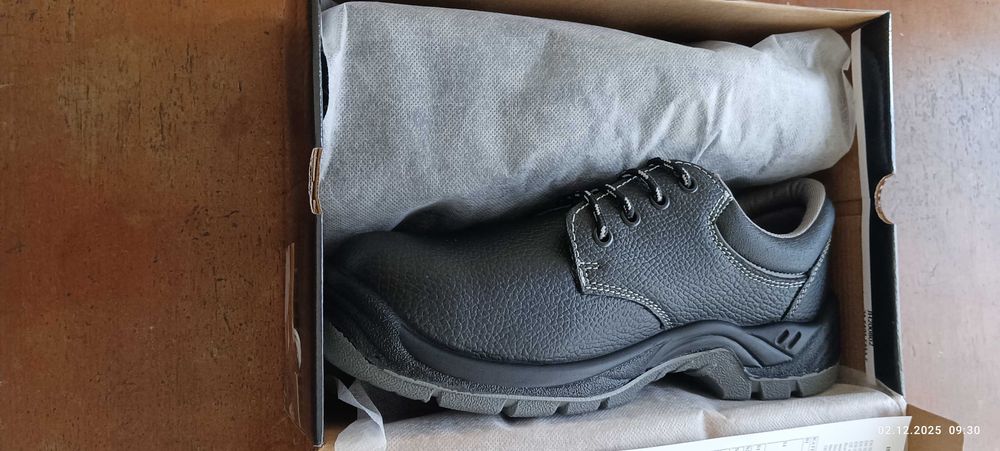 Работни обувки с метално бомбе