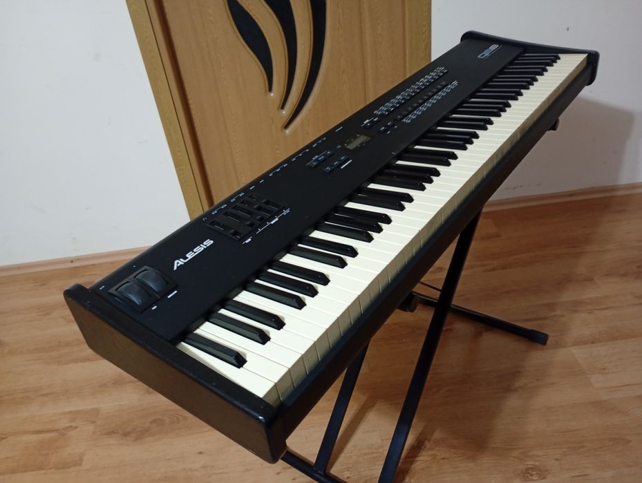 Alesis QS8 pian orga midi controler