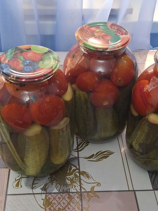 Продается  помидоры, огурцы в 2-литровых банках