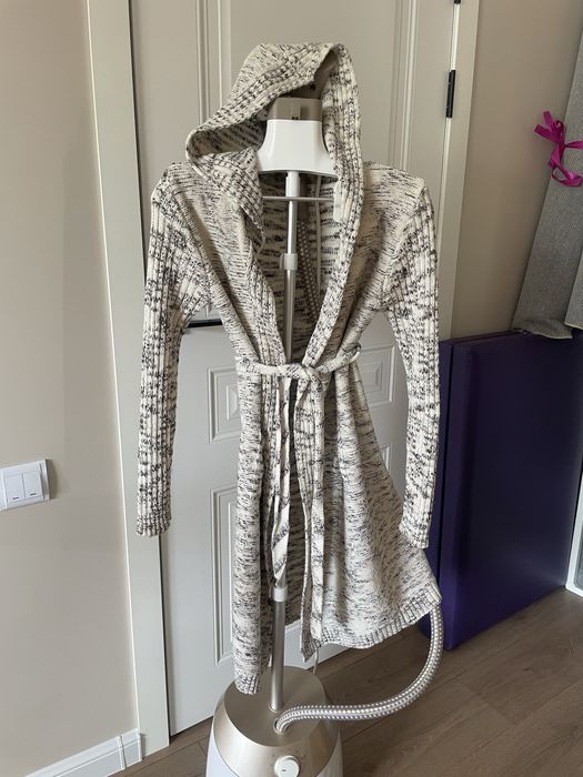 Отдам даром теплую кофту с капюшоном