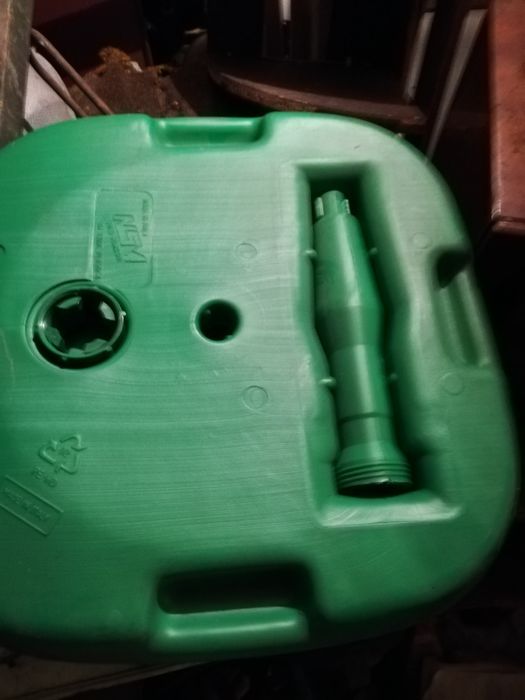 Продавам маси, стойки за чадър