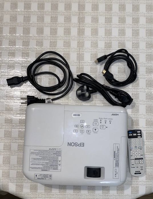 Проектор Epson EB-E01 в отличном качестве