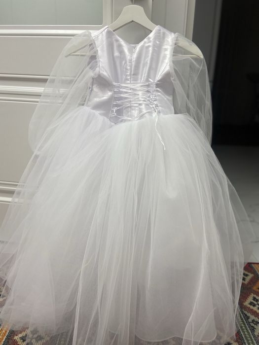 Белое нарядное платье