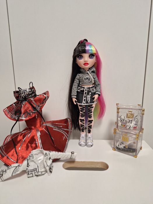 Rainbow High, Shadow High, Junior High  papusi