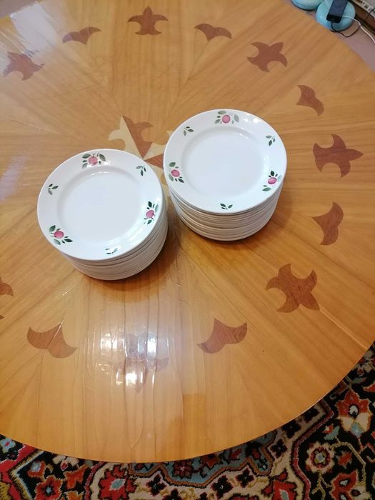 Продам столовые тарелки.