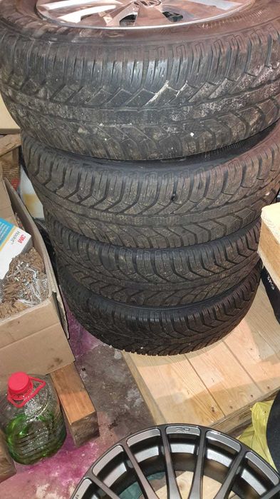 roti de iarna sempretit  195/65/15 cu capace originale gama WAG