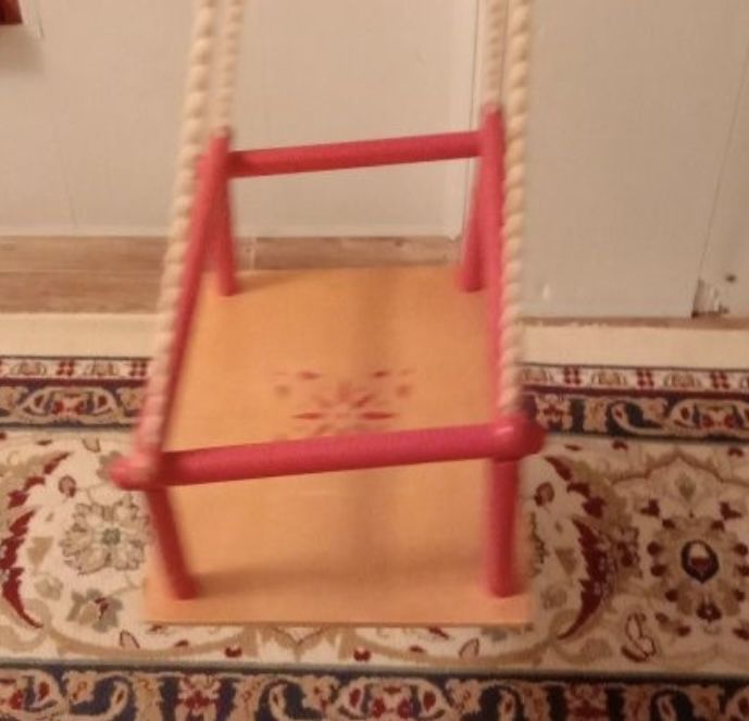 Качеля детская деревянная подвесная.