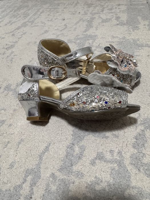 Нарядные детские туфли